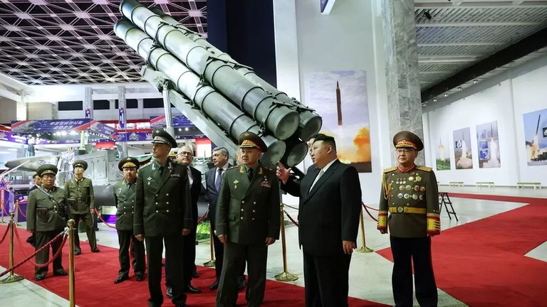 В июле Ким Чен Ын показывал Шойгу новейшее оружие, которое смогли произвести в Северной Корее.