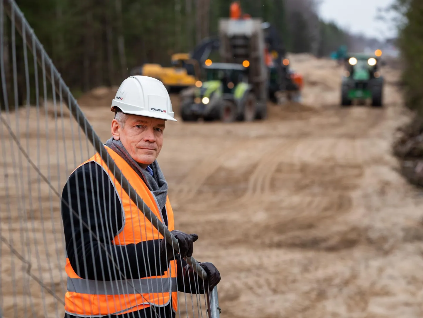 Trev-2 Grupi juht Sven Pertens ütles, et seni pole tee-ehitus võrreldes näiteks turismiga väga palju pihta saanud, kuid käsud-keelud vähendavad nendegi töö efektiivsust.