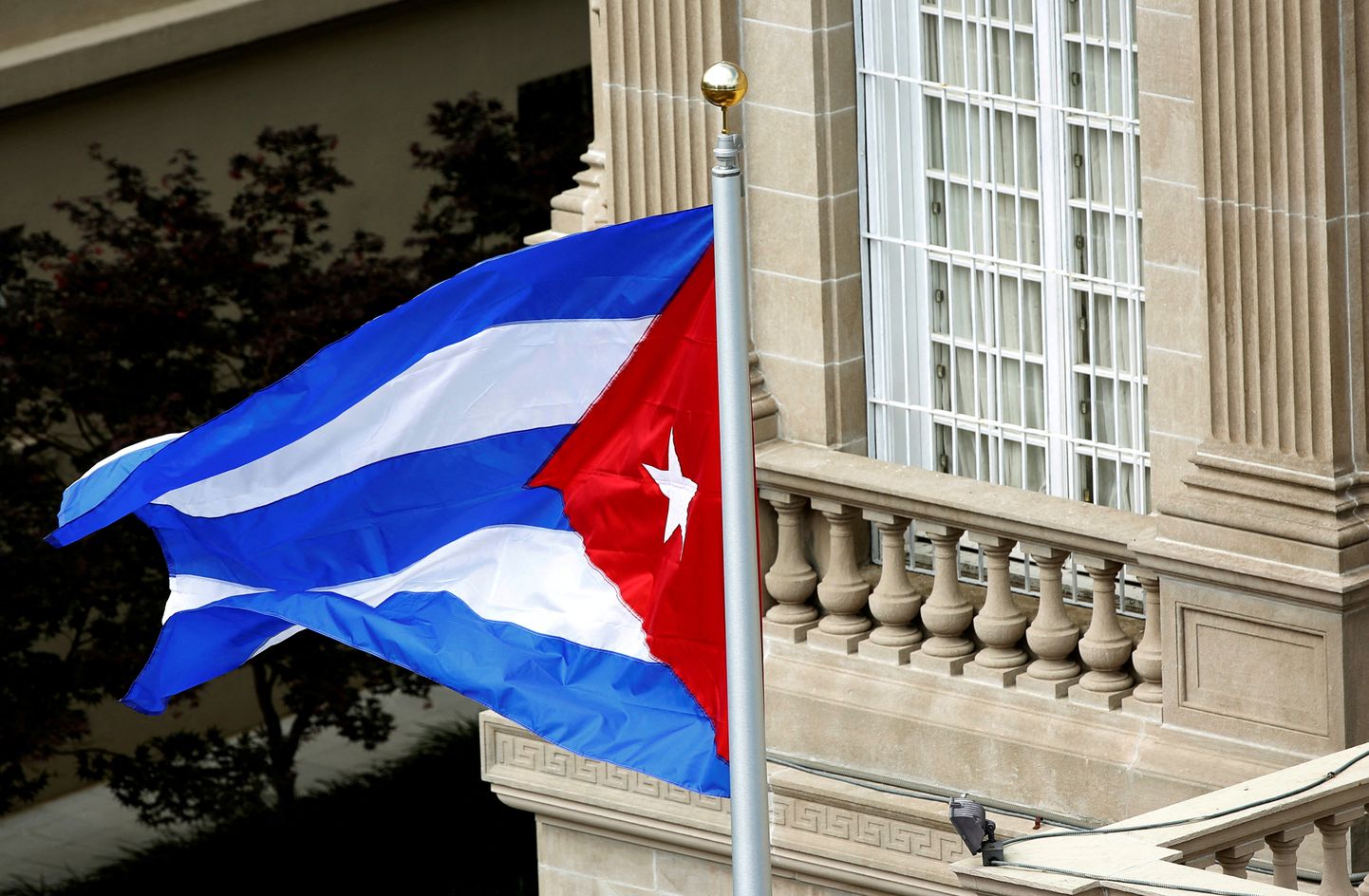 Kuuba riigilipp Washingtonis suursaatkonna ees, mis taasavati 20. juulil 2015. Foto on illustreeriv.