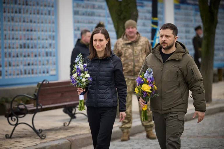 Санна Марин и Владимир Зеленский участвуют в похоронах погибшего бойца ВСУ. 10 марта 2023 года.