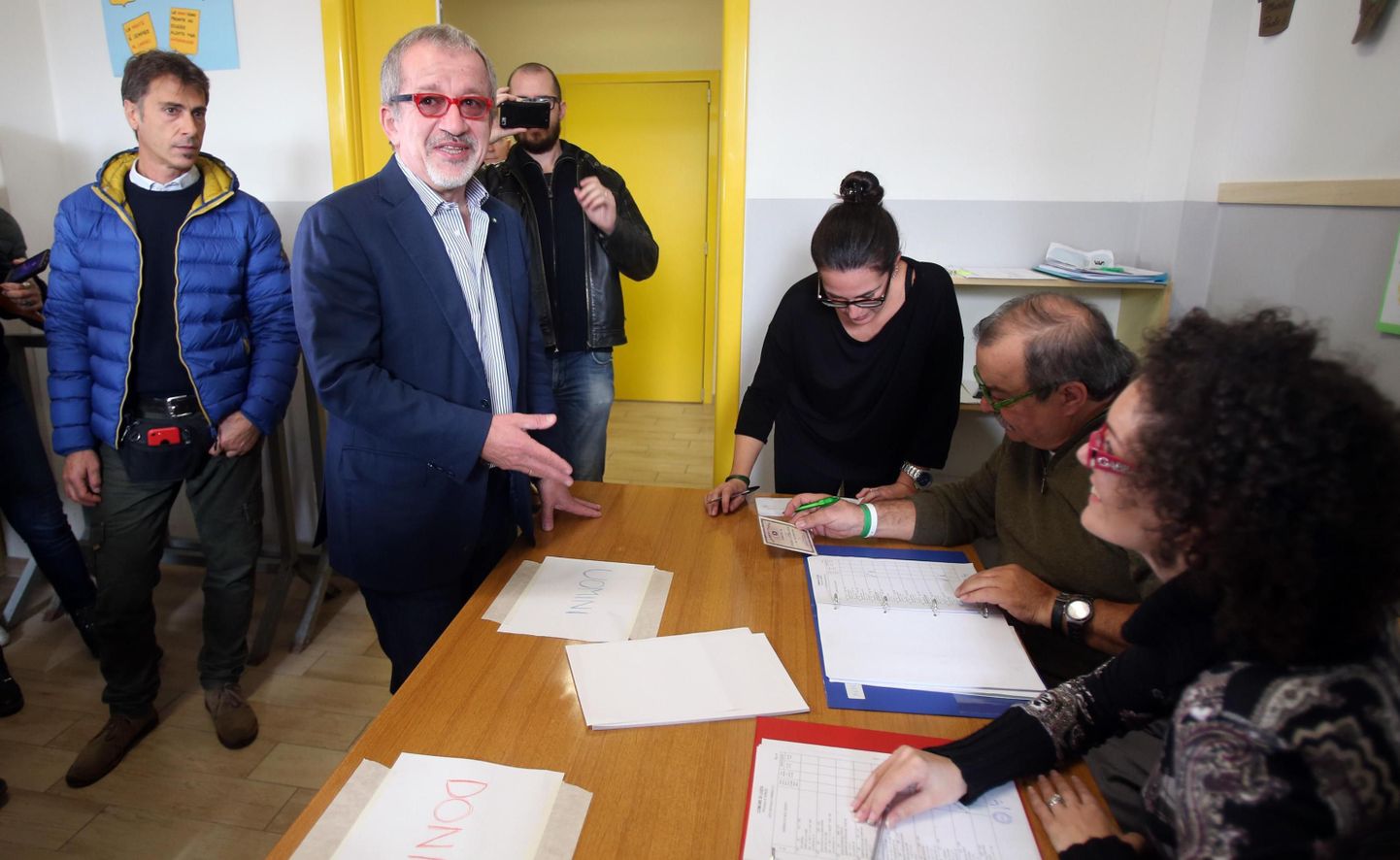 Itaalia Lombardia piirkonna president Roberto Maroni hääletamas autonoomiareferendumil.