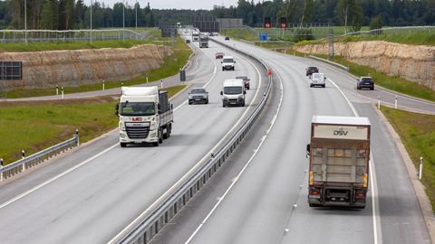 Mustla lähistel sõitis auto maanteelt kraavi
