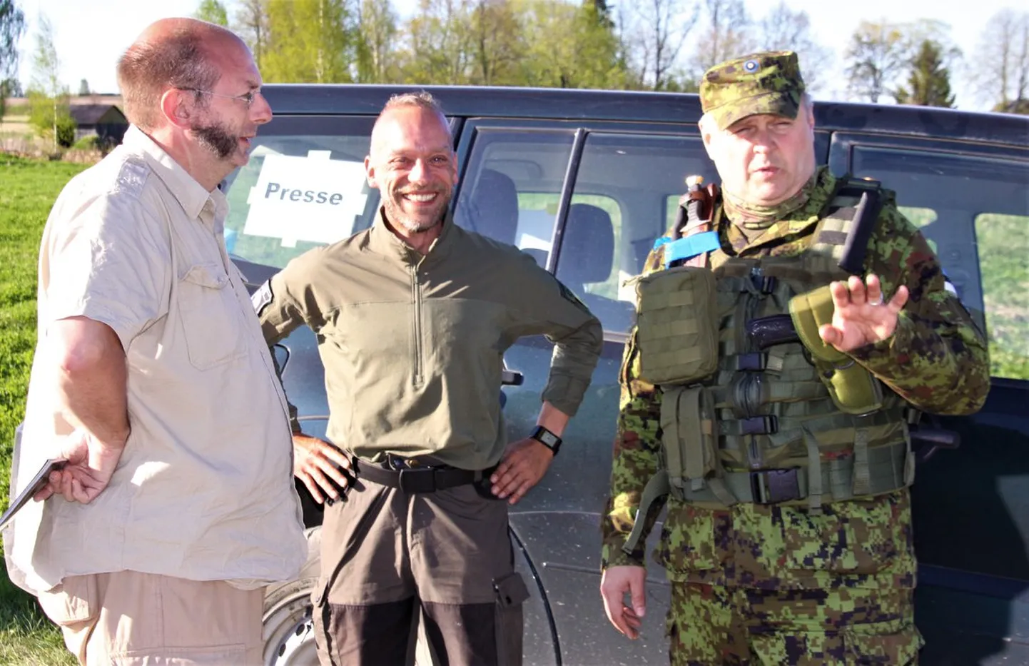 Kindral Riho Terras kaitseväe juhatajana (paremal) Saksa ajakirjanikega 2018. aasta suurõppusel Siil.