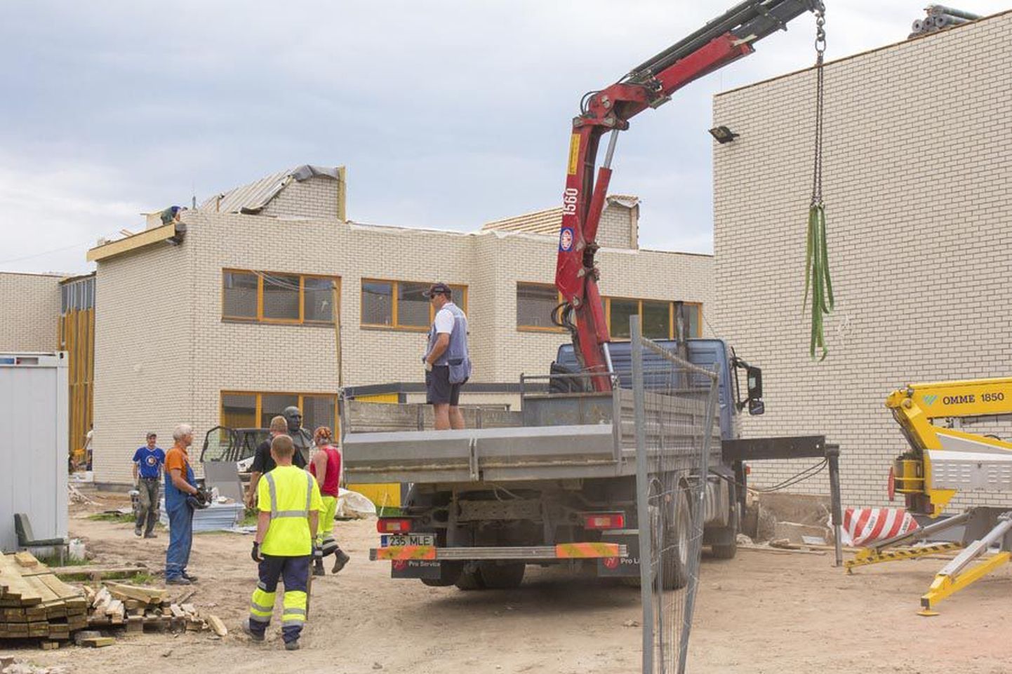 Niisuguseid tellimusi nagu Olustvere kooli renoveerimine on Eesti ehitusettevõtted viimasel ajal riigilt ja omavalitsustelt varasemast vähem saanud. Seetõttu on kogu majandusharu kaks kvartalit järjest languses olnud.