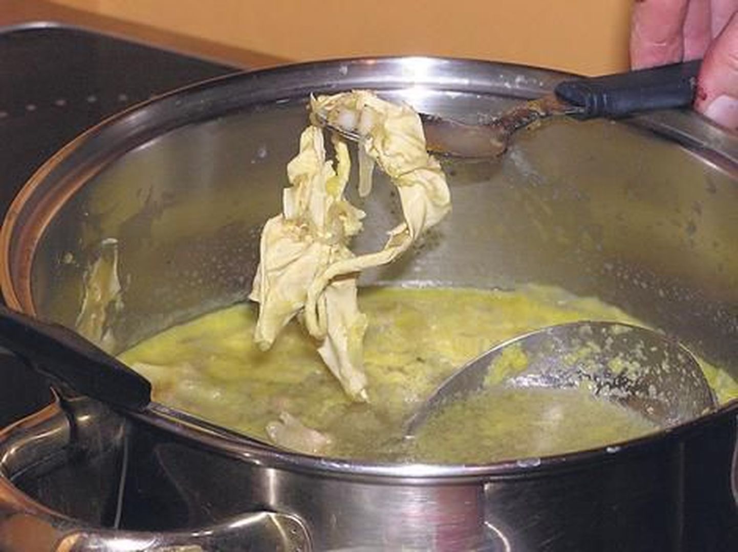 Неприятная находка в супе расстроила жительницу Пярну.