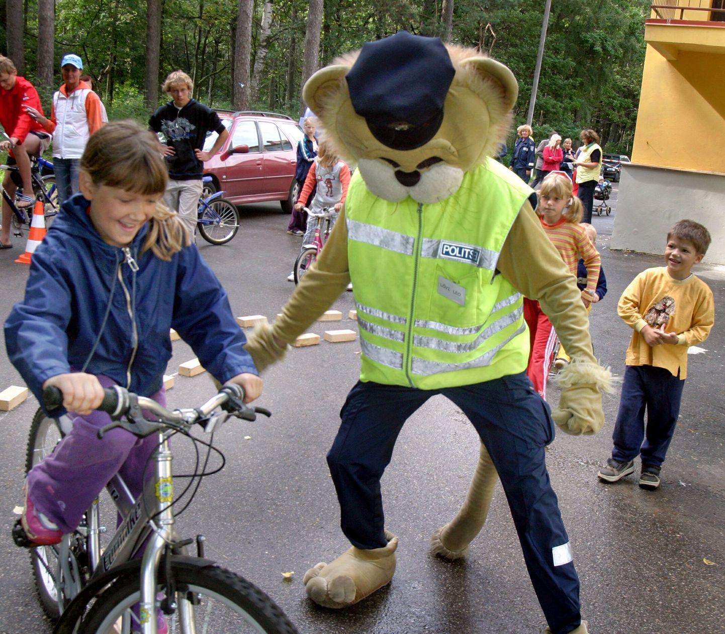 Lõvi Leo lastele liiklusohutust õpetamas.
