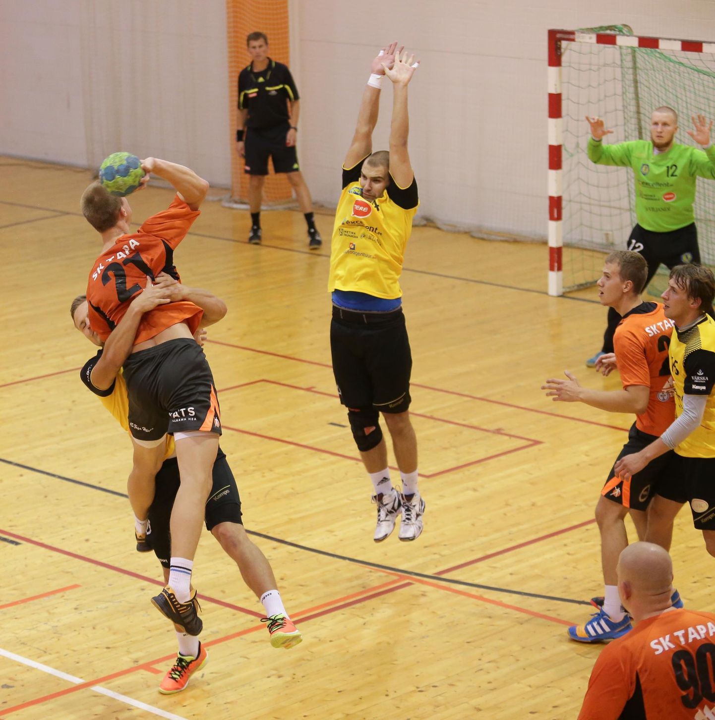 Oranžides särkides Tapa käsipallimeeskond peab homme oma selle hooaja esimese mängu Eesti meistriliigas ja ootab Tapa spordihoonesse palluritele toeks arvukalt kaasaelajaid.