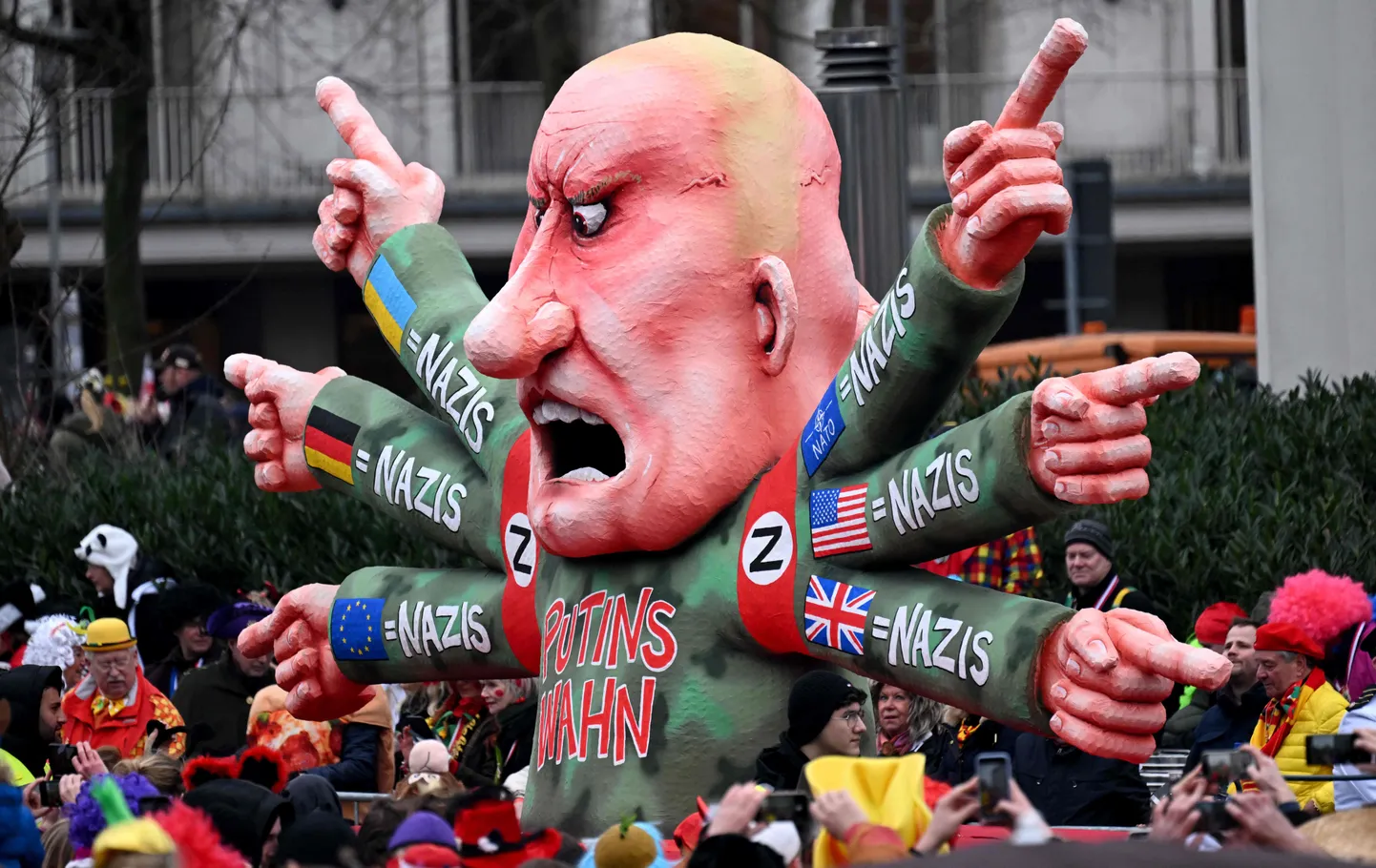 Vene eraarmee Wagner juhti Jevgeni Prigožinit on kujutatud kuue käega õhupallina, millel Ukraina, Saksamaa, ELi, NATO, USA ja Suurbritannia lipp ning juures sõna «natsid». Kehale on kirjutatud «Putini hullus». Tänavaparaad Saksamaal, Düsseldorfis. 20. veebruar 2023. Foto on illustratiivne.