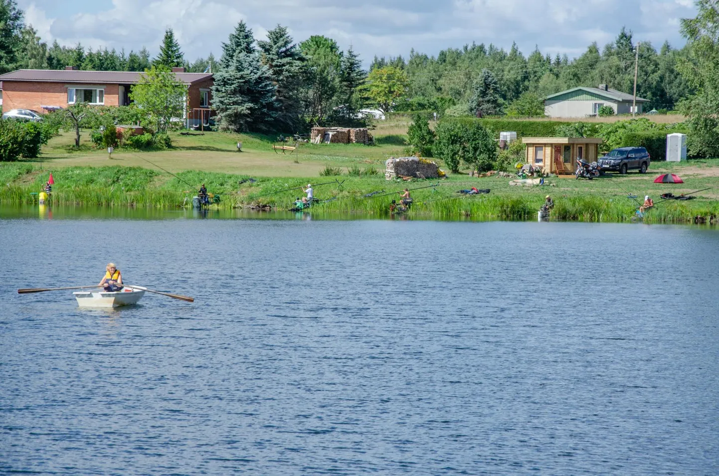Kalamehed Holstre järve ääres