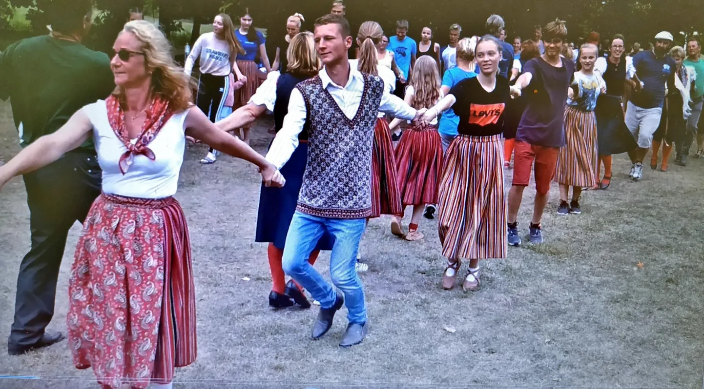 Nii nagu 30 aastat tagasi Balti ketis hoiab rahvas üksteisel kätest, kinnitamaks, et koos oleme tugevad.
