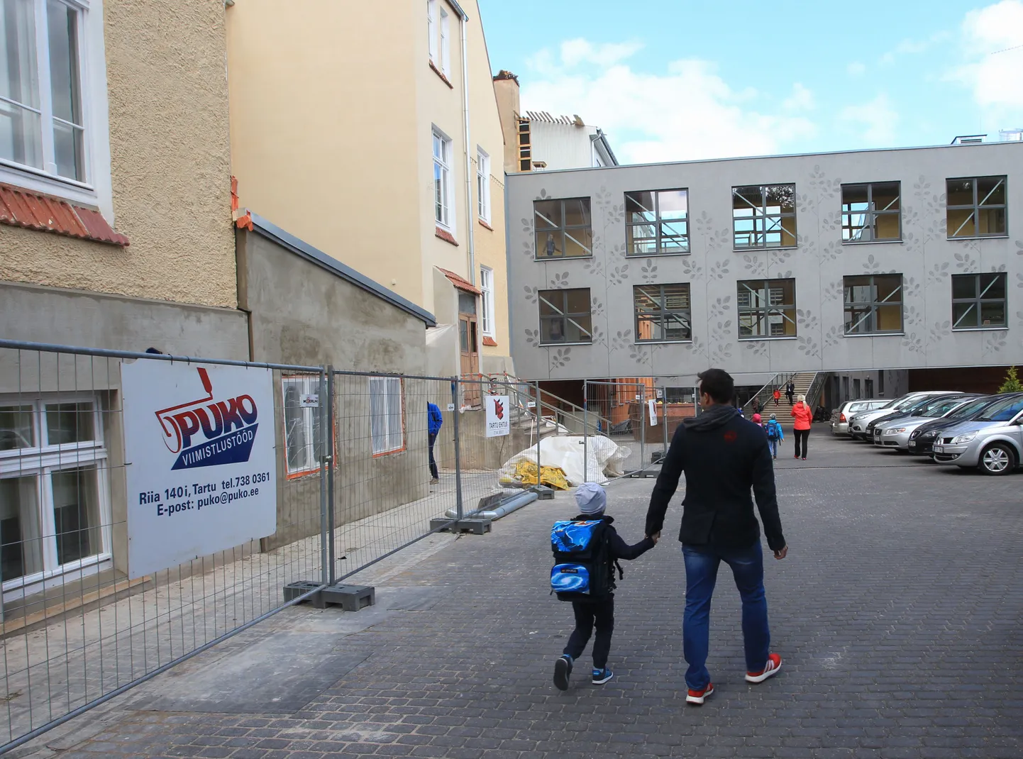 Nii nagu eilegi, lähevad Kesklinna kooli kolme esimese klassi ning ühe teise klassi lapsed kooli alles pärast lõunat. Ent lisaks värskelt korrastatud vanima koolitiiva fassaadile (vasakul) on juba näha ka nõukogude ajal ehitatud hooneosa katuse juures uut väljaehitist (pildil halli, 2007. aastal valminud tiiva taga). Seal saab peagi valmis avatud õpiruum, tänu millele pääsevad lapsed õhtusest vahetusest.