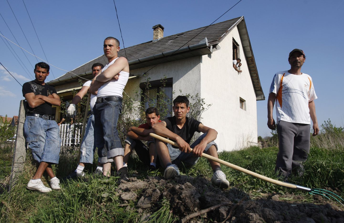 Ungari väikelinna Gyöngyöspata romade linnaosa rahvas vaatamas, kuidas politseinikud vahistavad paremäärmusliku rühmituse liikmeid, kes püüdsid rajada oma treeninglinnakut nende elupaiga lähistele.