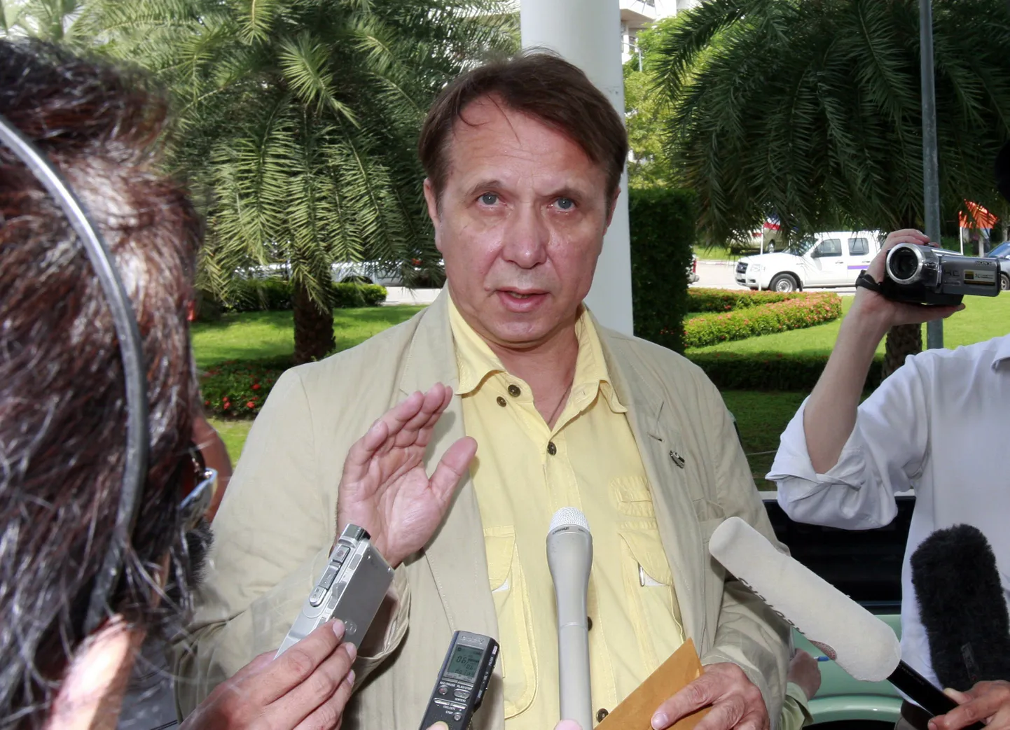 Mihhail Pletnjov Pattaya provintsikohtu ees ajakirjanike küsimustele vastamas.