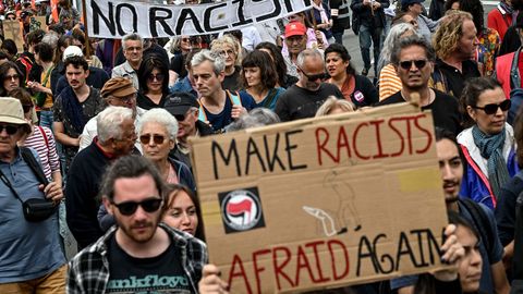 Во Франции сотни тысяч человек протестуют против правых популистов