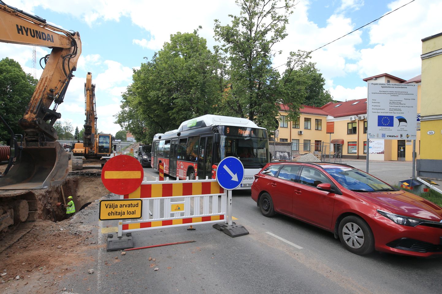 Sel nädalavahetusel on Riia tänav Kastani ja Lembitu vahelisel lõigul liikluseks suletud. Vaatamata keelumärkidele sõitsid seal siiski paljud autod.