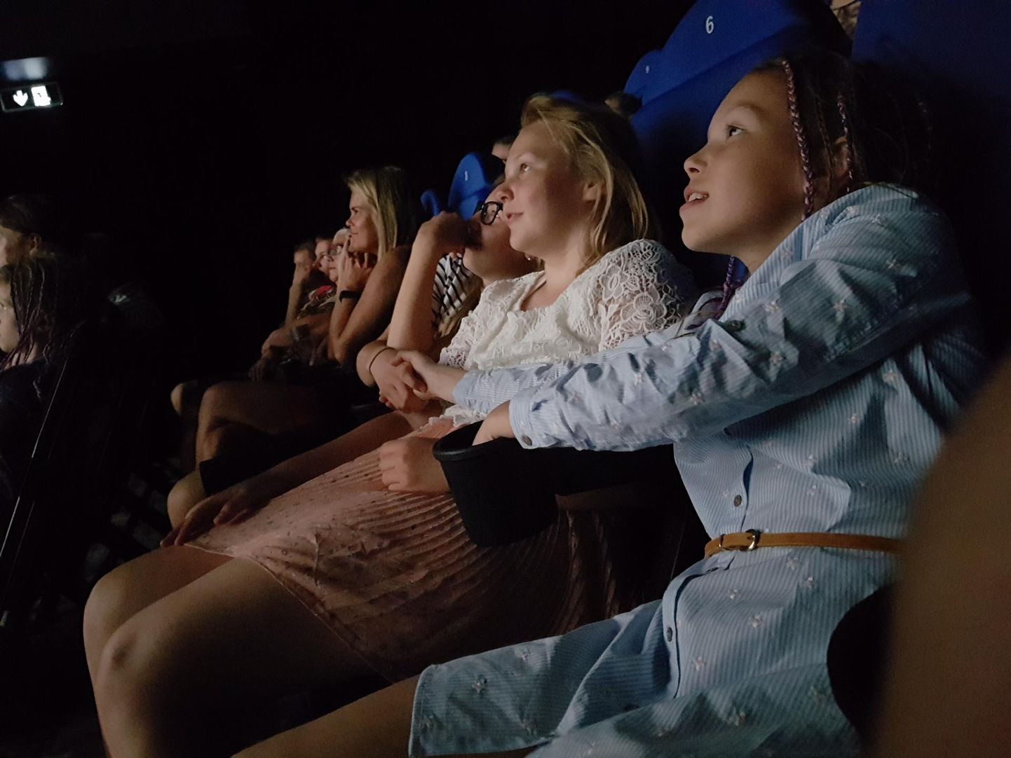 Võimas tunne: Annaliisa Part (esiplaanil), Lisette Vidder (keskel) ja Berit Säbel hoidsid filmi esilinastuse ajal kätest kinni.