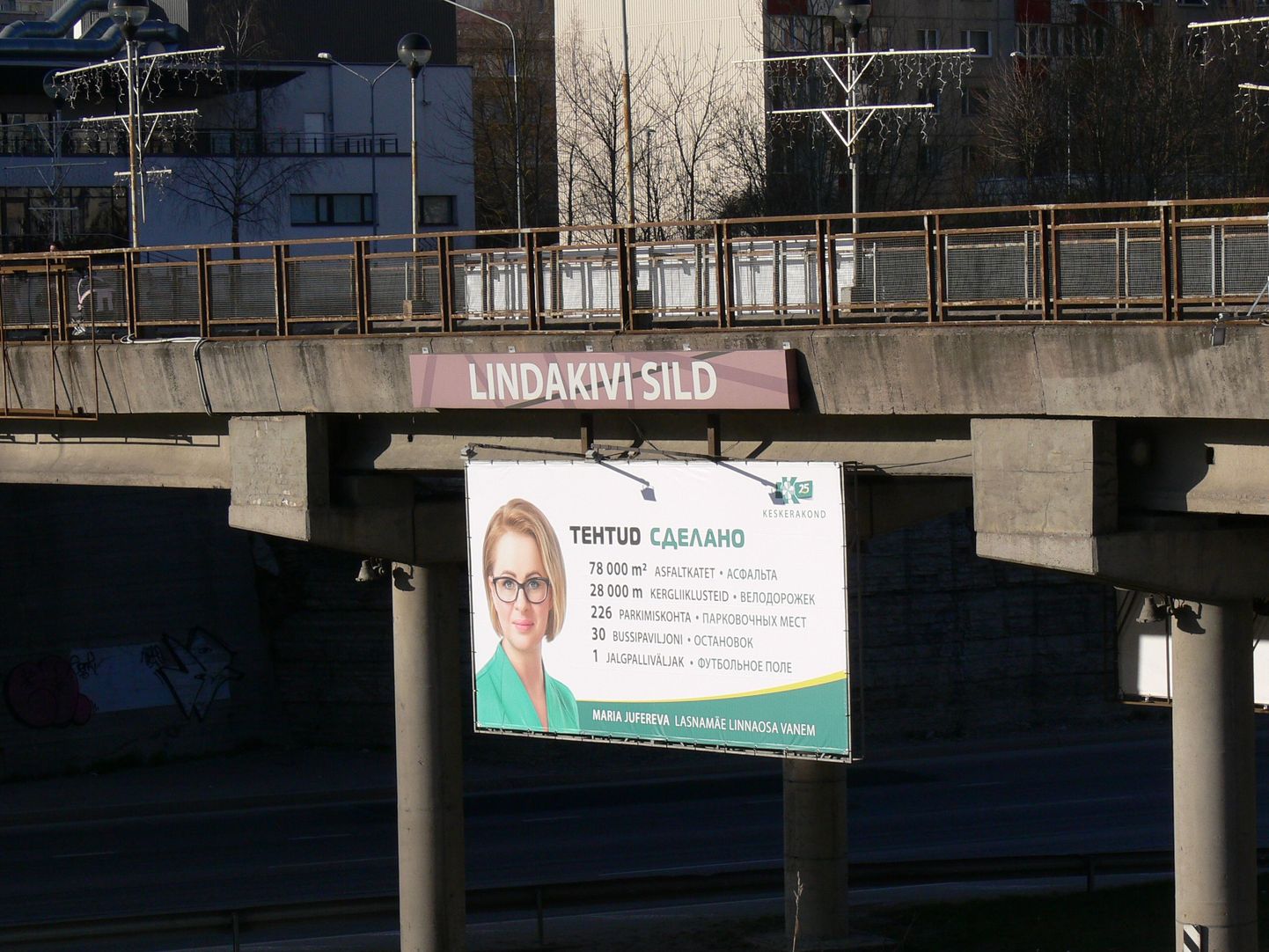 Lasnamäe linnaosavanema Maria Jufereva reklaam Laagna tee sillal.