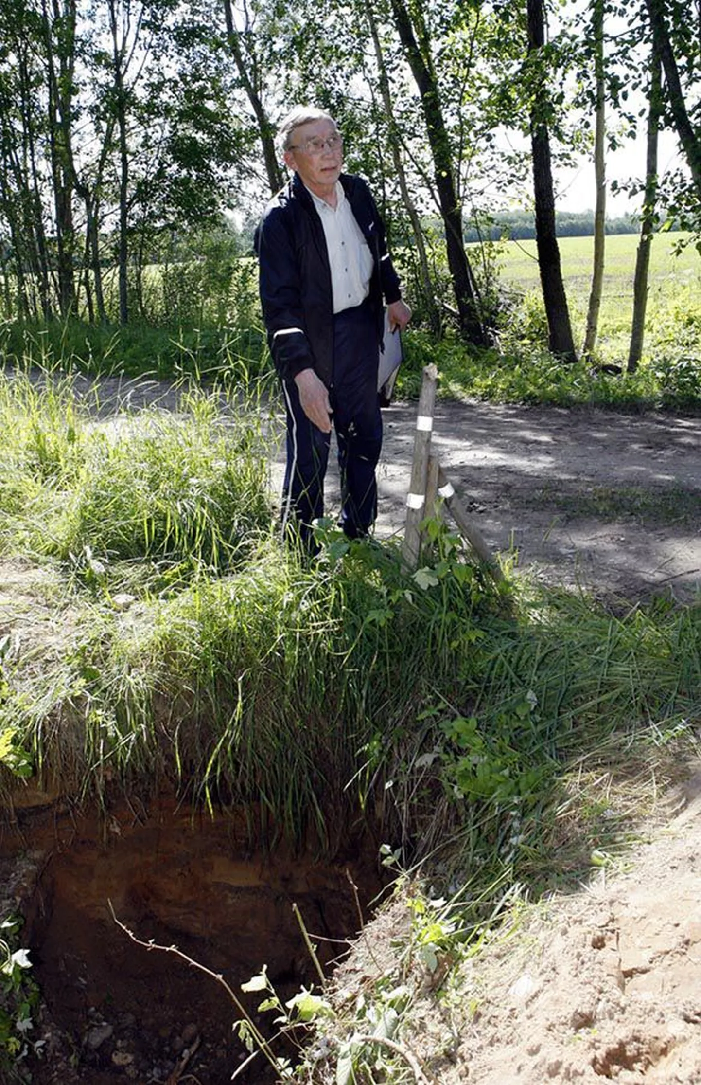 Juunis näitas Kalev Harjo, kui lähedale on kraaviperv teele murenenud. Nüüd kurtis ta, et perve pole ikka korda tehtud.