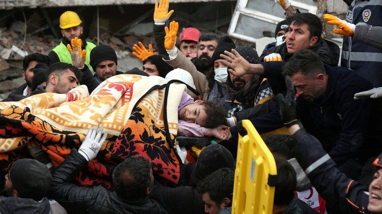 Спасатели выносят из разрушенного здания девочку в пострадавшем от землетрясения Диярбакыре на юго-востоке Турции.