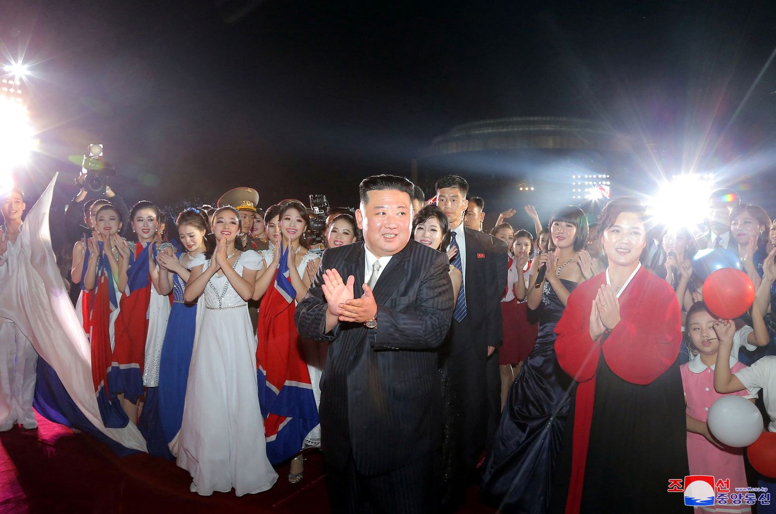 Põhja-Korea liider Kim Jong-un ja ta naine Ri Sol-ju 9. septembril 2022 Pyongyangis Põhja-Korea 74. aastapäeva pidustustel
