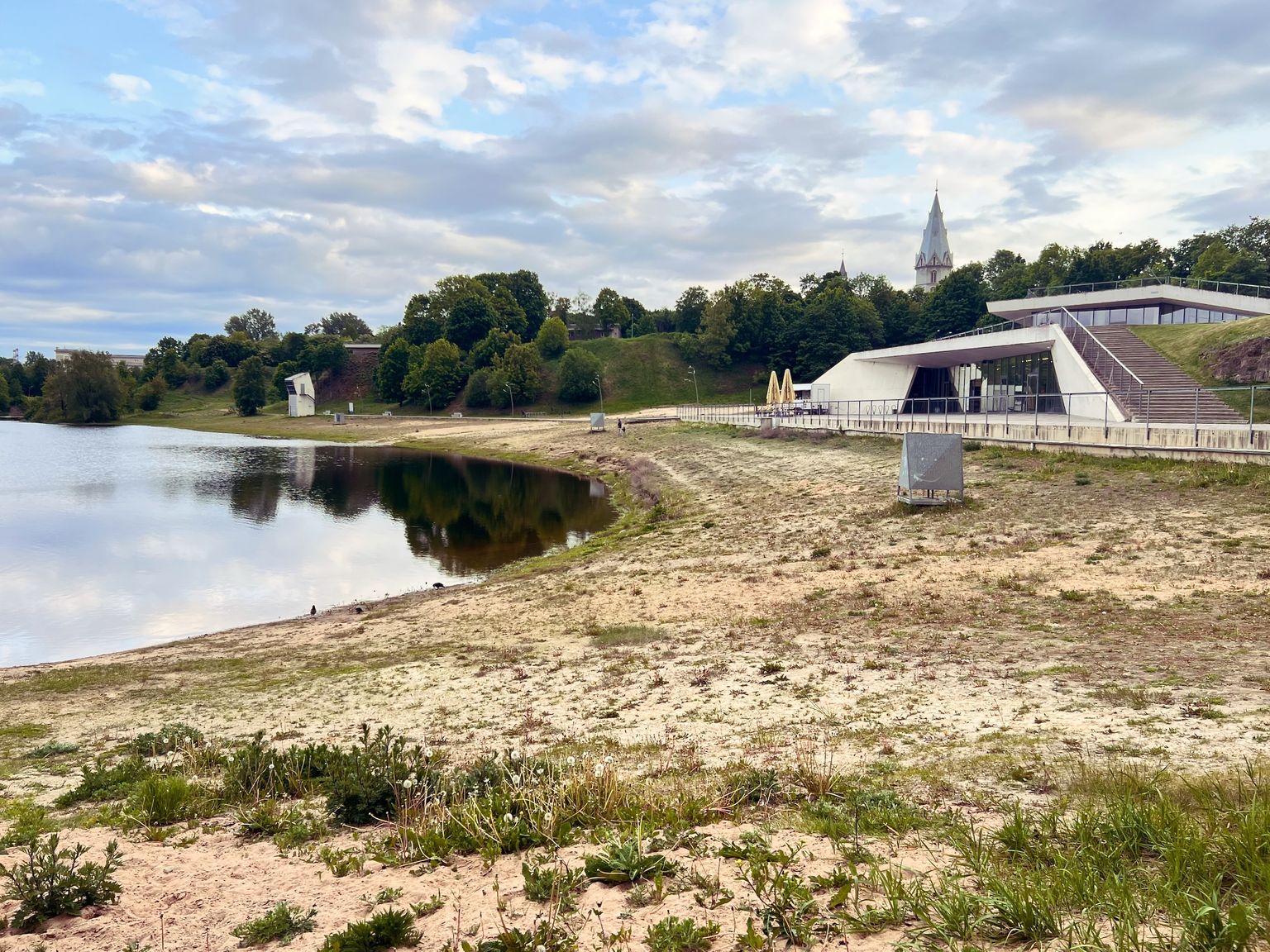 Нарвский городской пляж Йоаорг в Липовой ямке был в прошлом песчаным, но за несколько последних лет он сильно зарос травой.