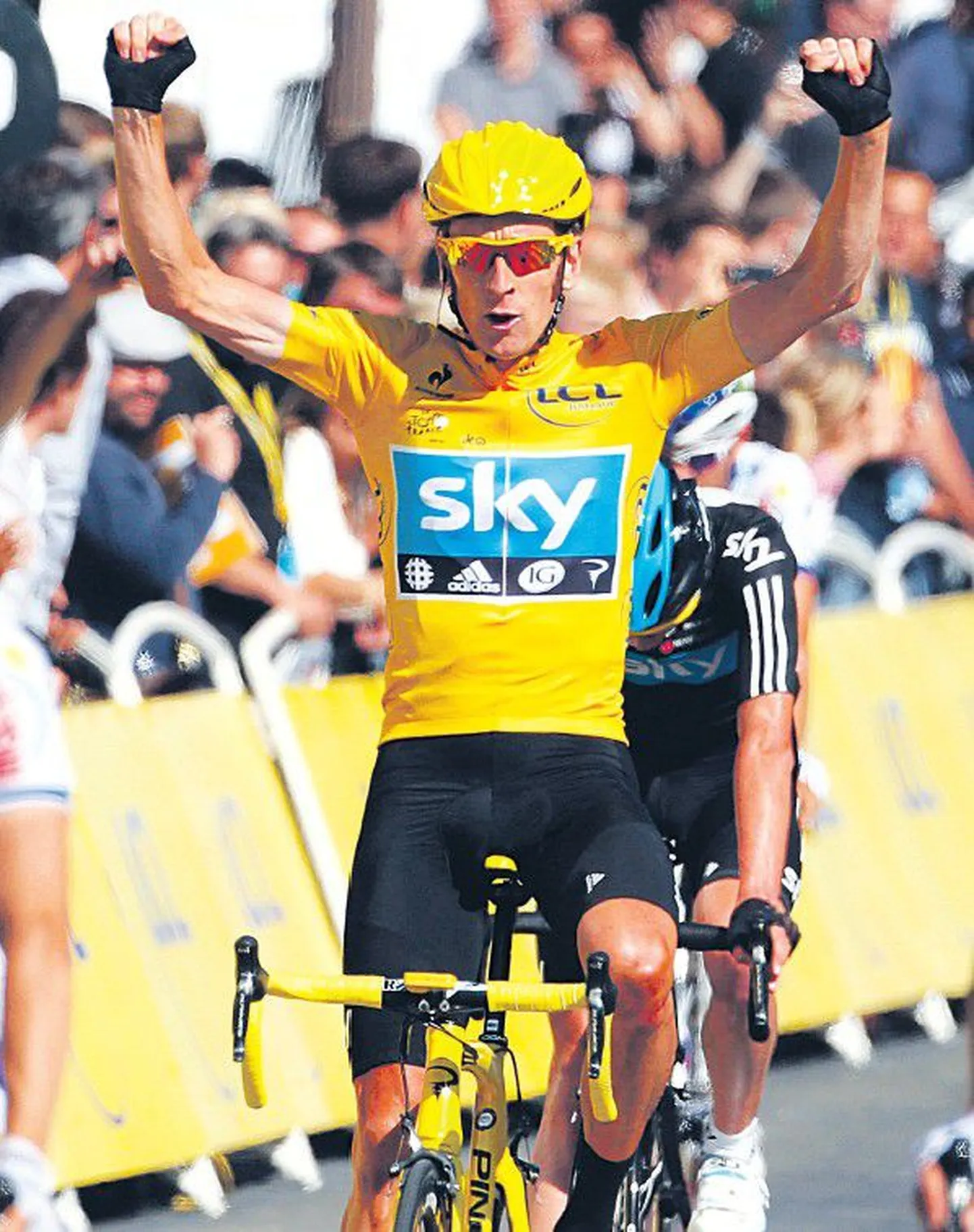 Британский гонщик команды Sky Брэдли Уиггинс впервые в карьере выиграл Tour de France.