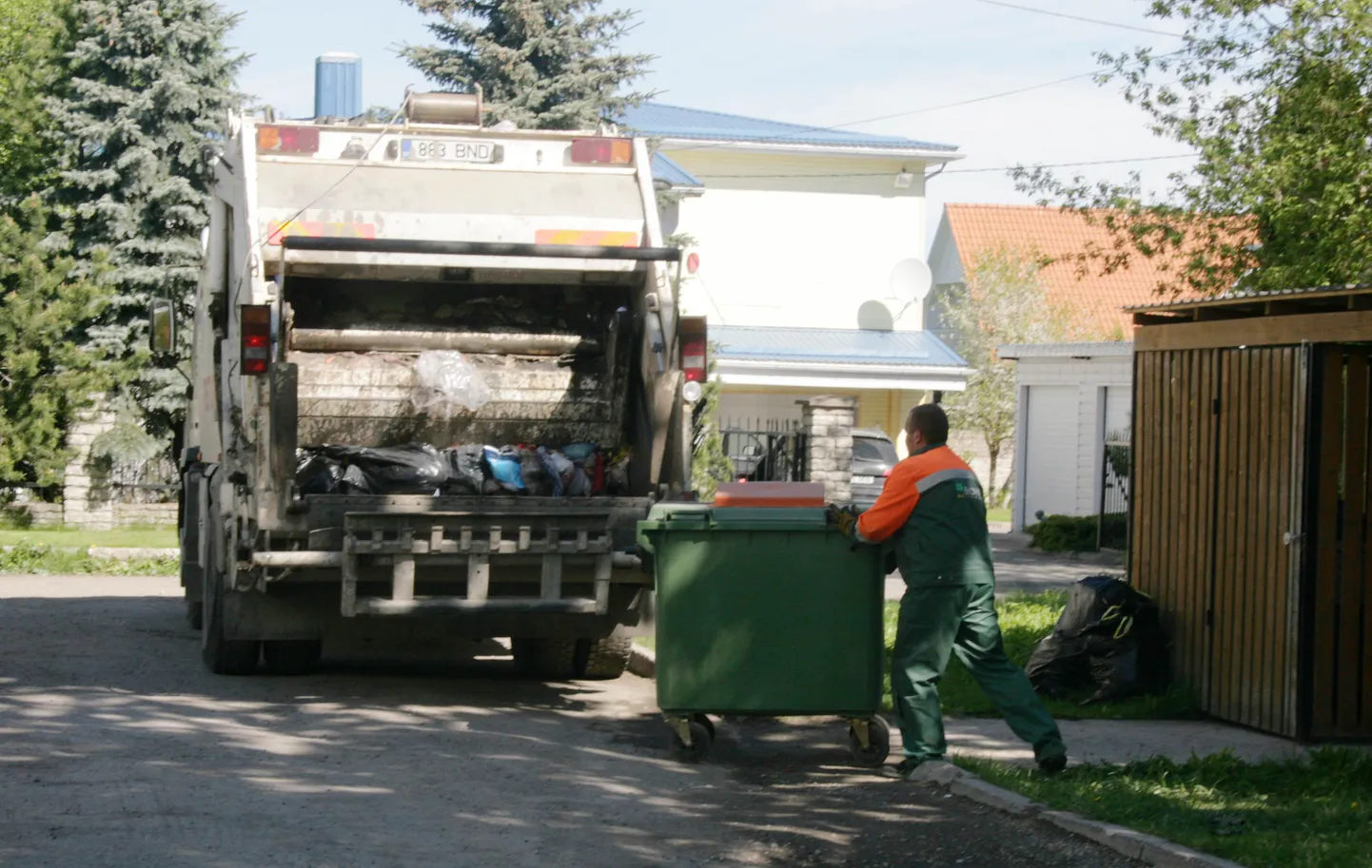 Lisateenuse eest tuleb maksta siis, kui prügiauto ei saa konteinerile piisavalt lähedale sõita.