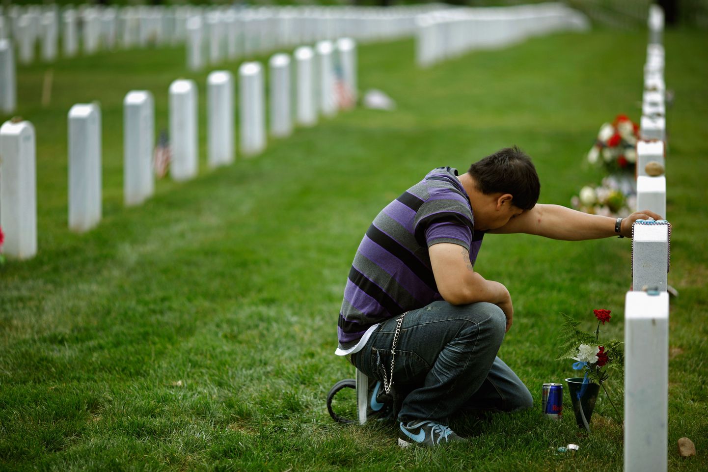 Ameeriklane terrorismivastases sõjas langenud sõdurist venna haual.
