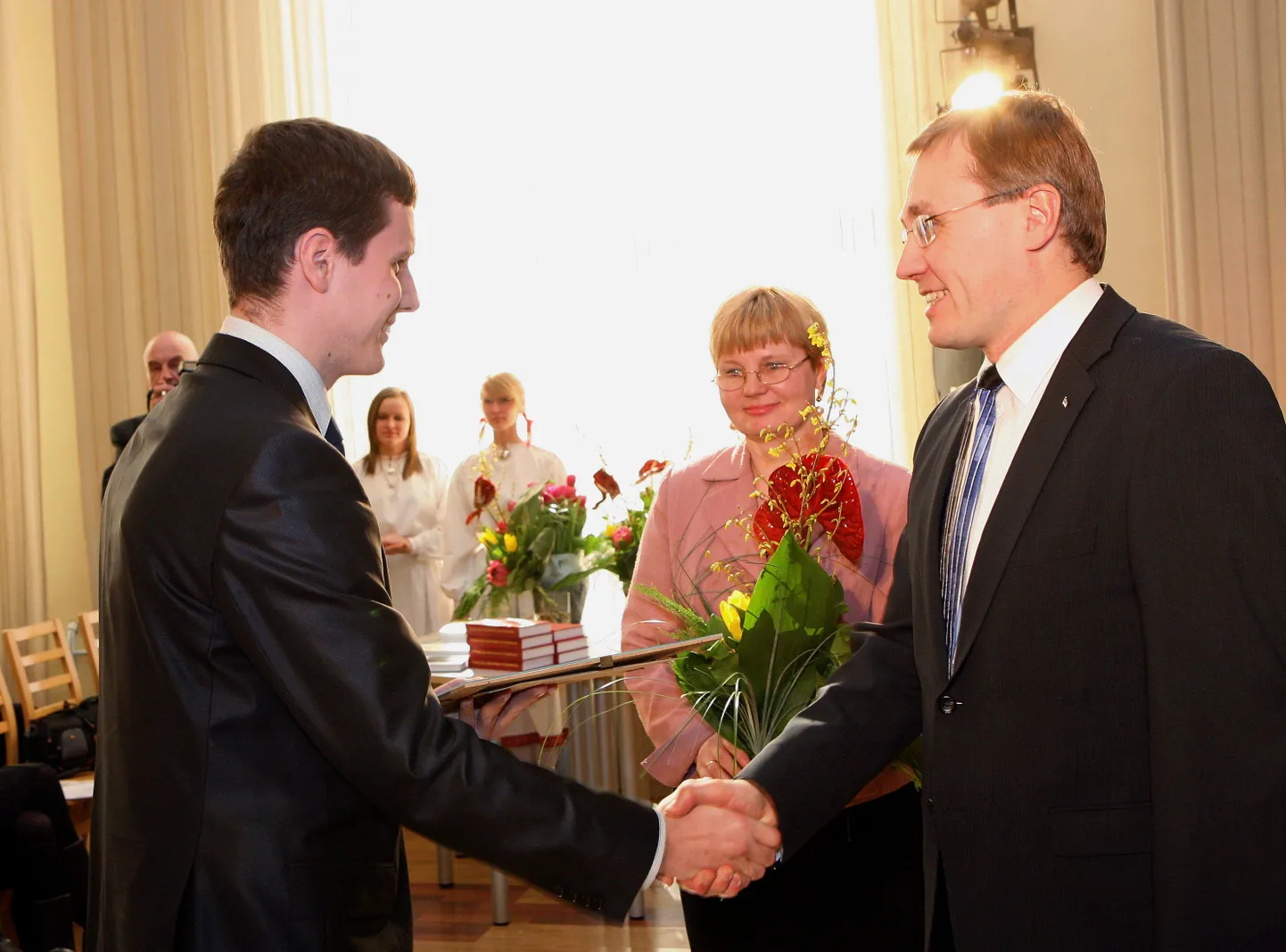 Haridus- ja teadusminister Tõnis Lukas andis täna Paalalinna gümnaasiumis kätte auhinnad 2009. aasta keeleteo võistluse laureaatidele. Pildil Sergei Metlev, kellele läks rahvahääletuse auhind.