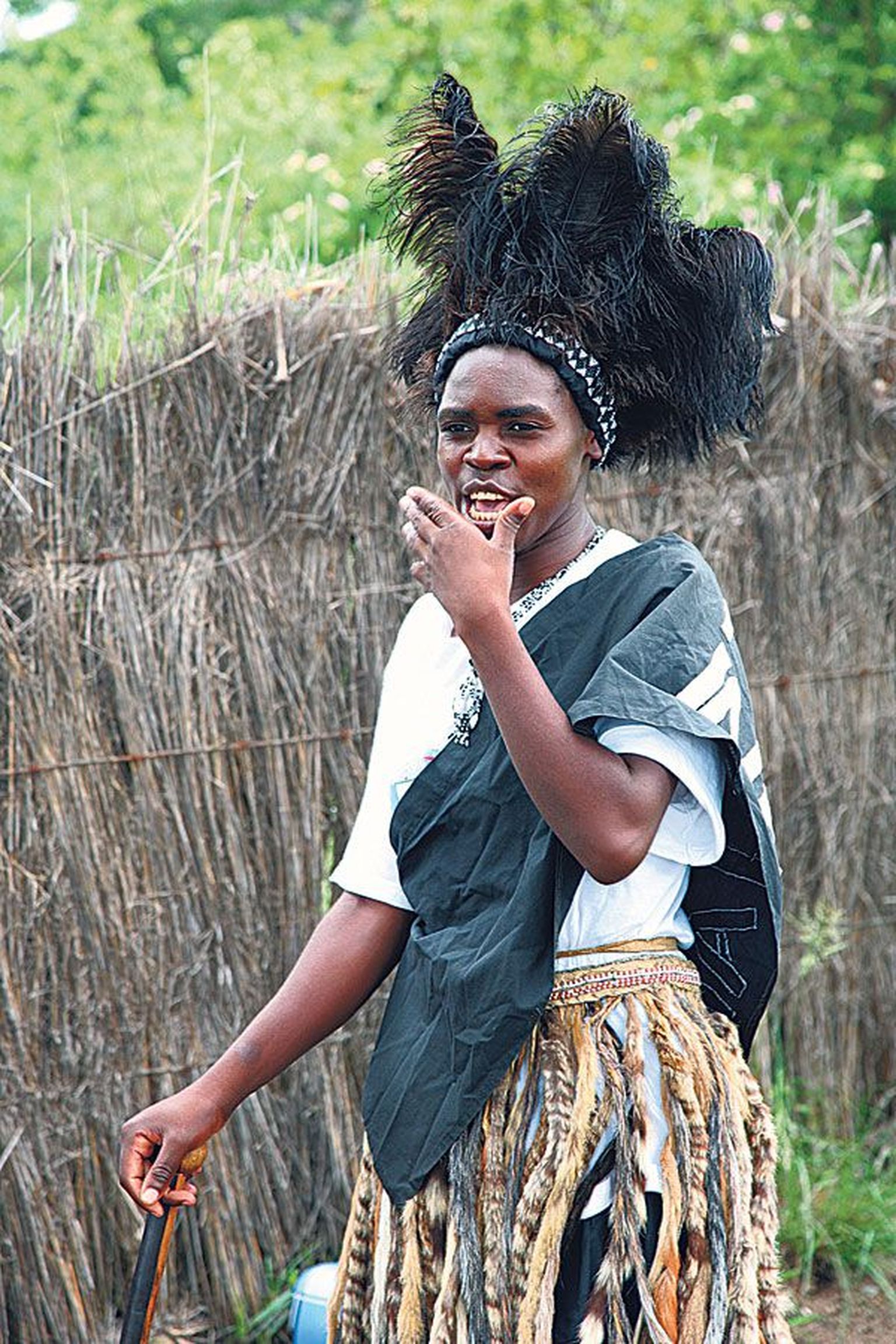 Aafrika mood: Zimbabwes shona hõimu külades kannavad naised traditsioonilisi rõivaid, mis on valmistatud kaslaste nahkadest. Peakate on jaanalinnusulgedest.