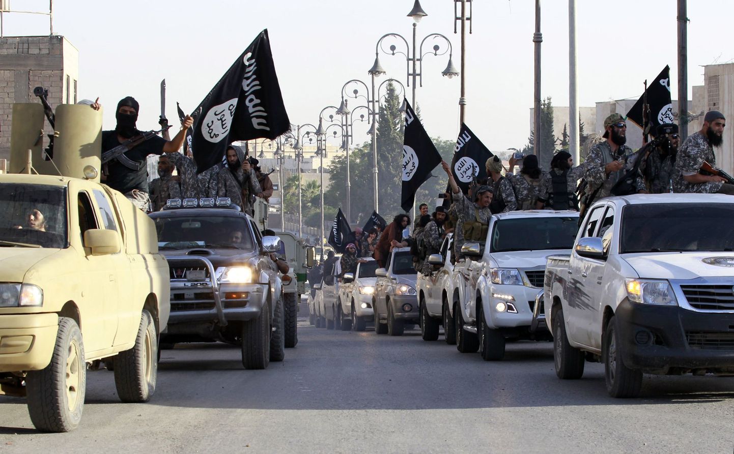 Islamiriigi võitlejate autokolonn