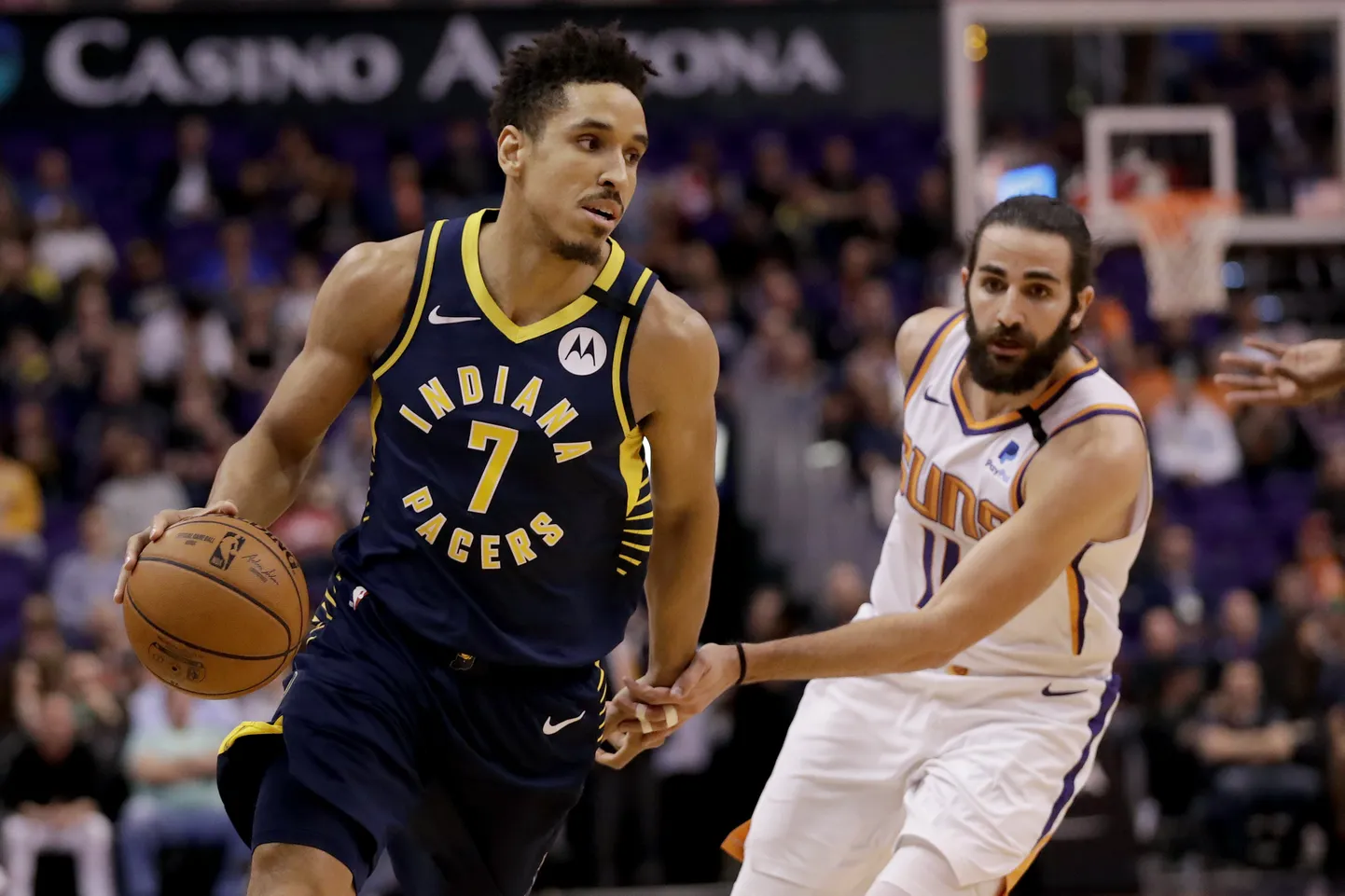 Malcolm Brogdon (palliga) jaanuaris koroonaeelsel ajal mängimas.