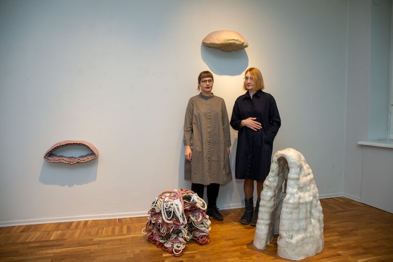 Laura Põllu (vasakul) ja Katrin Väli installatsioonis on ka keraamikat.