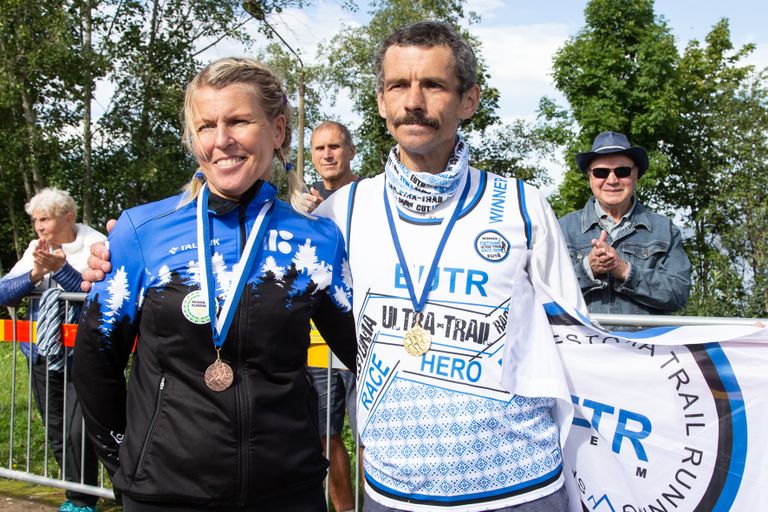 Eesti uued rekordiomanikud 24 tunni jooksus Raili Rüütel Saaremaalt ja Vladimir Frolov Tallinnast.