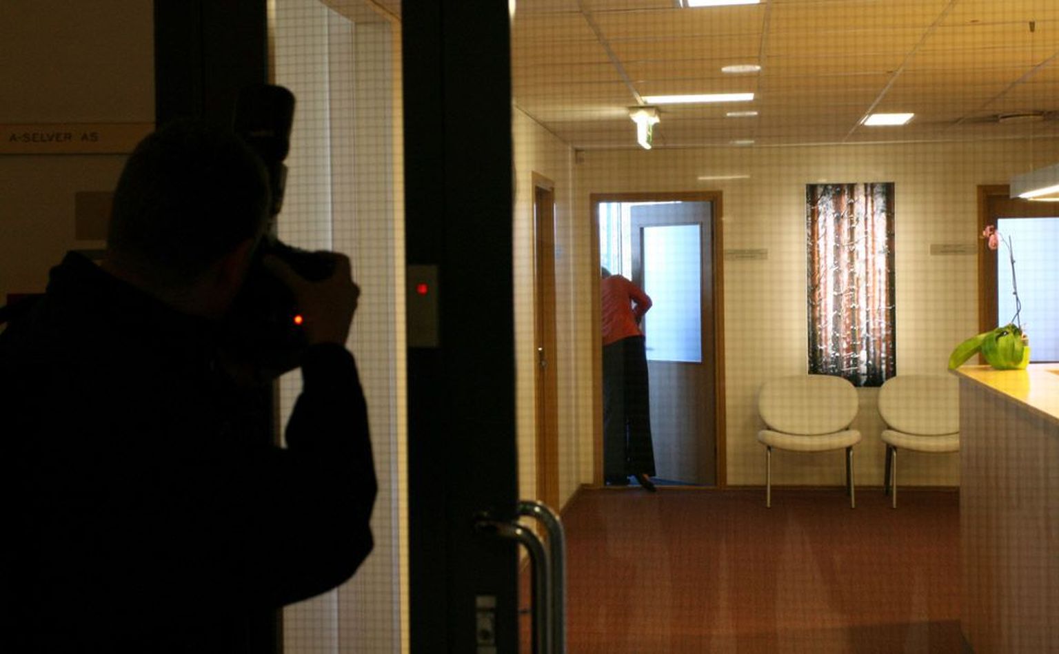 Eile käisid konkurentsiameti töötajad ASi A-Selver peakontoris Tallinnas Pärnu maanteel, kus korraldasid läbiotsimise. Ühe väljapääsu juurde kogunenud fotograafid lootsid läbiotsijaid pildistada, kuid nood väljusid teisest uksest.