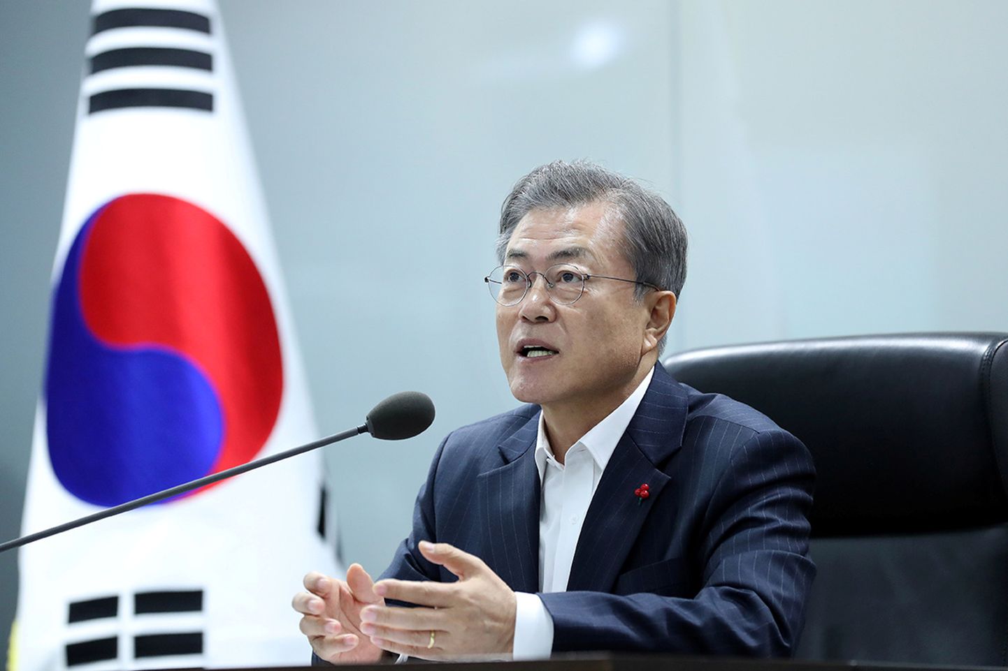 Lõuna-Korea president Moon Jae-in kolmapäeval riigipea residentsis kohtumisel ametnikega.