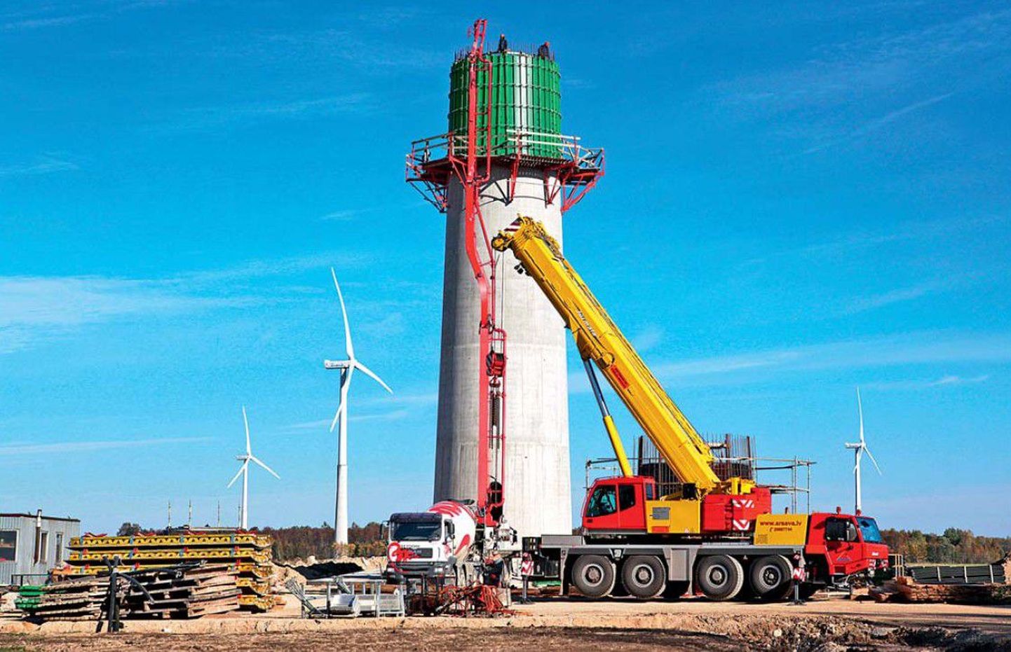 Tuuleenergiasse investeeritakse lähiaastail sadu miljoneid eurosid. Pildil Noarootsi tuulepargi ehitus Läänemaal.