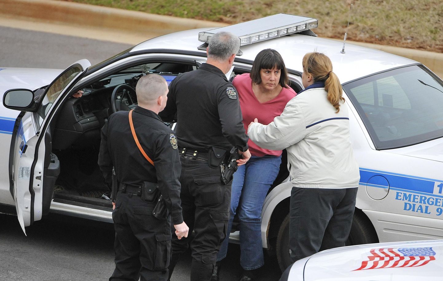 USA politsei pidas Amy Bishopi kinni pärast tulistamist Alabama ülikooli teaduskeskuses.