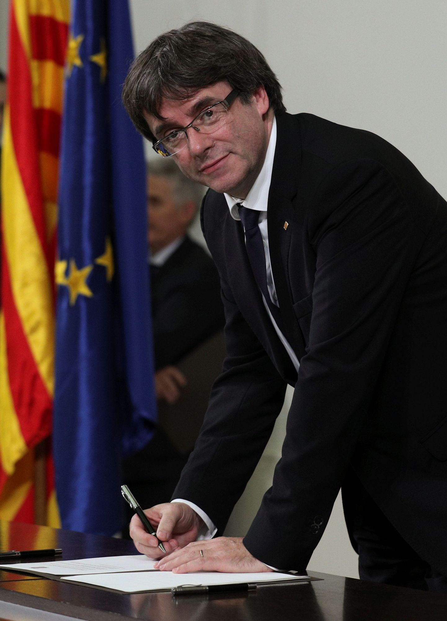Carles Puigdemont allkirjastamas möödunud nädala teisipäeval iseseisvusdeklaratsiooni, mille rakendamise ta seejärel ise peatas.