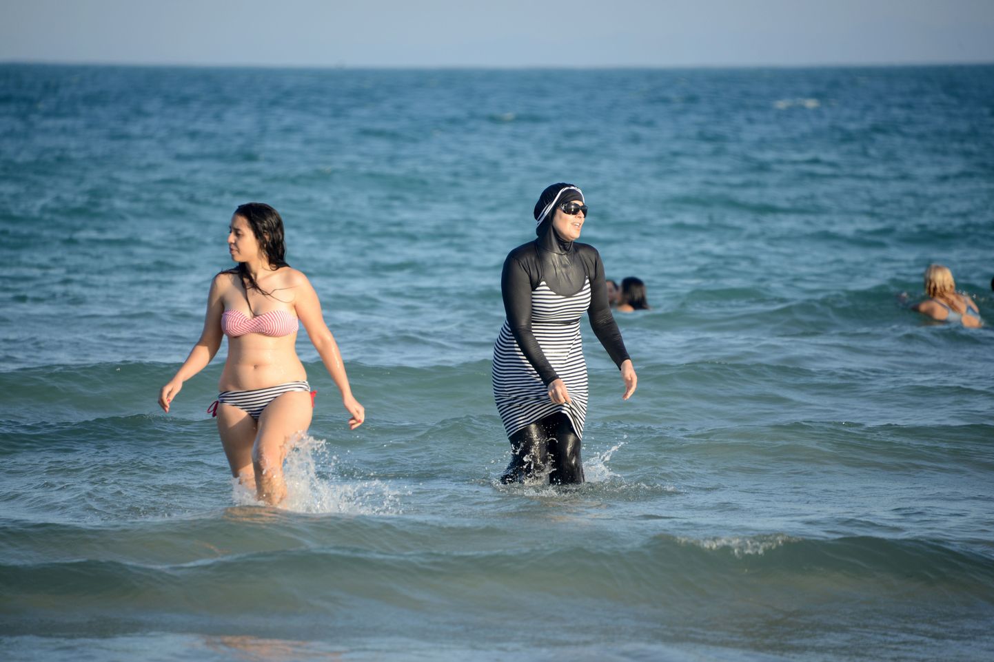 Tuneesia naine kandmas burkiine.