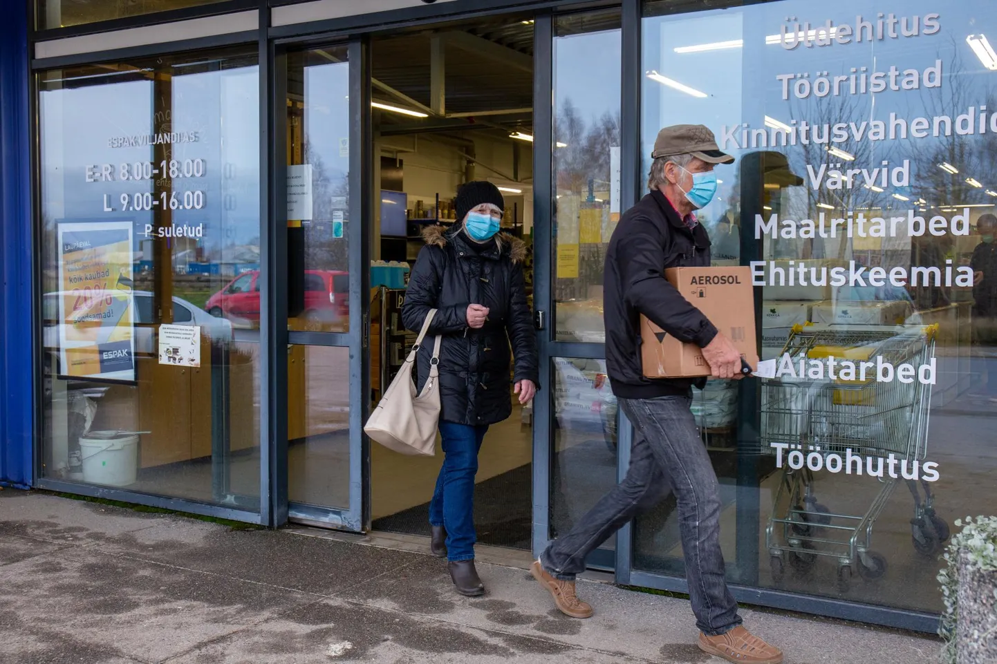 Politseinikud jälgivad oma tööd tehes ka seda, kui hoolikalt inimesed maski kannavad, ning kinnitavad, et Viljandimaal on seis hea.