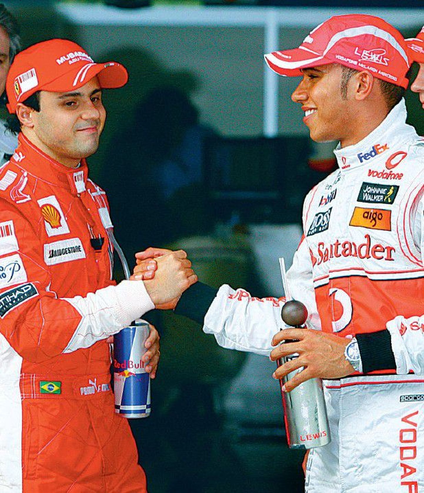 Felipe Massa (vasakul) ja Lewis Hamilton selgitavad kahe nädala pärast Brasiilia GP-etapil 2008. aasta vormel-1 sarja maailmameistri.