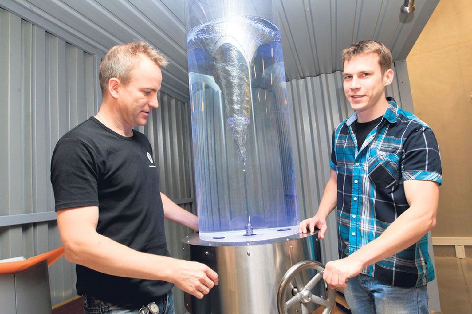 Ahhaa ekspositsioonijuht Mihkel Sild (paremal) ja ekspositsioonimeister Andres Kuura demonstreerivad masinat, millega saab näidata veekeerise teket.