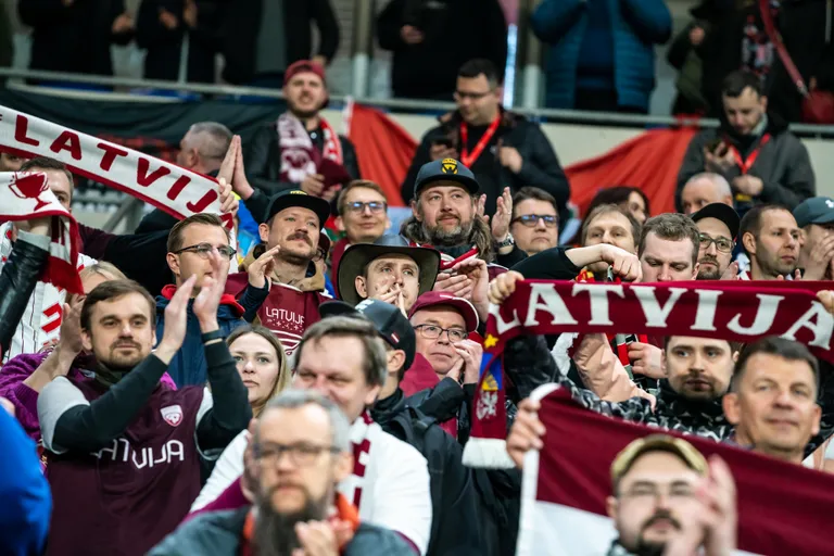 Latvijas futbola izlases līdzjutēji stadionā Kārdifā