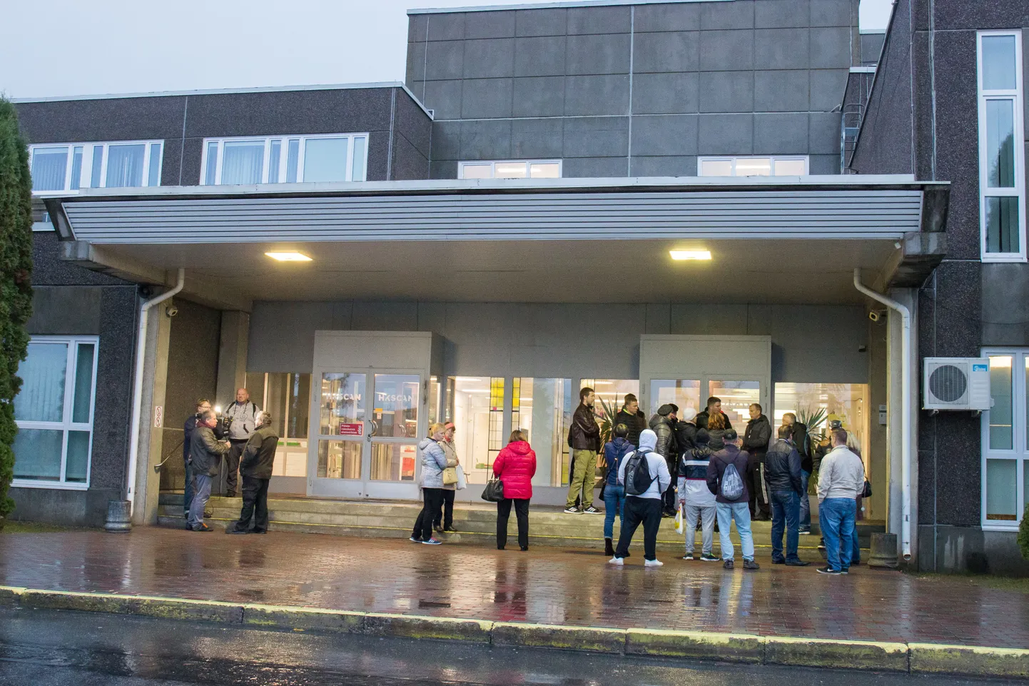 18.oktoobril kogunesid Rakvere lihakombinaadi tapamaja liinitöötajad, et avaldada solidaarsust eelmisel päeval vallandatud kolmele kolleegile.