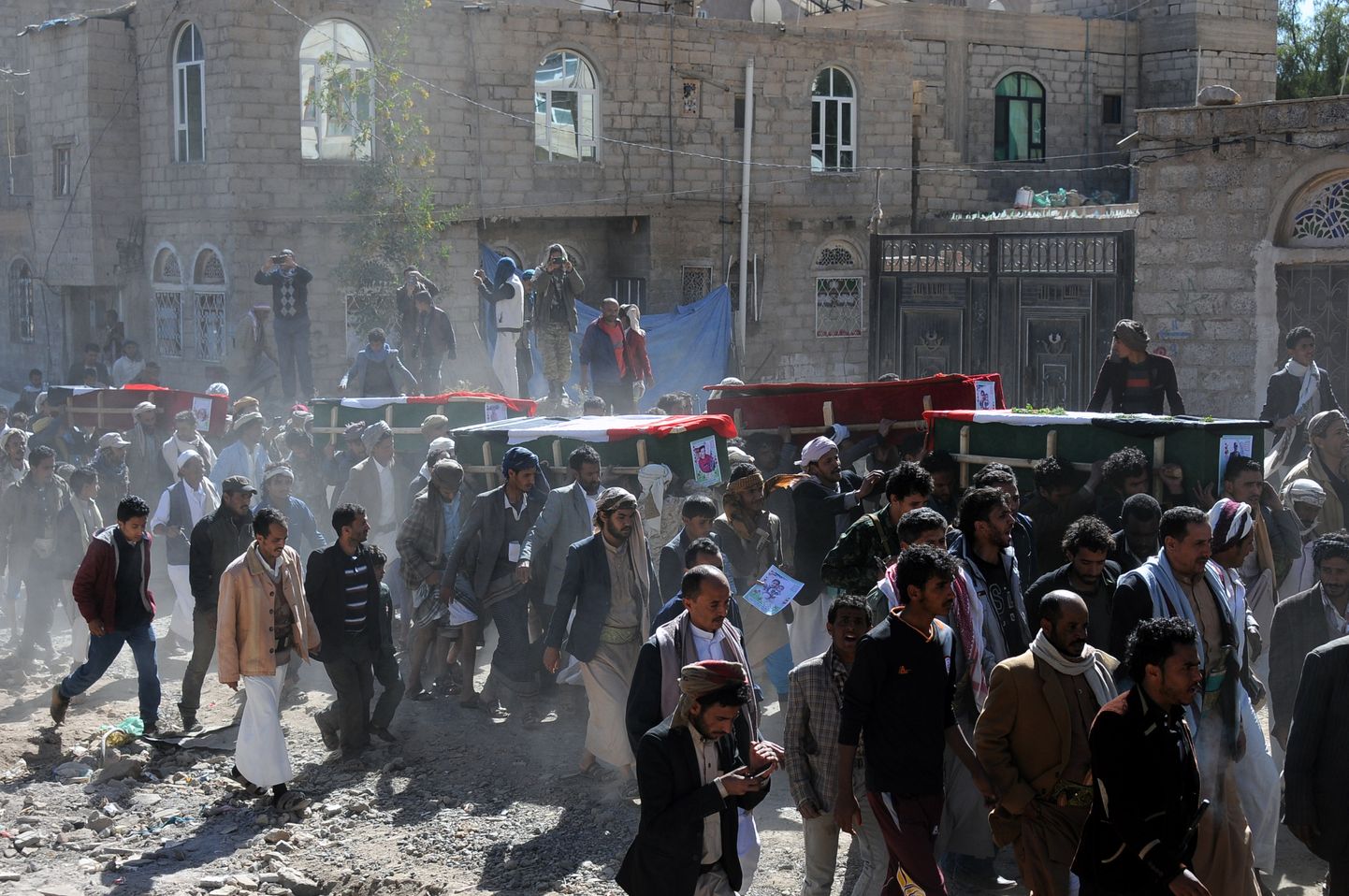 Jeemenlased kannavad õhulöökide ohvrite kirste.