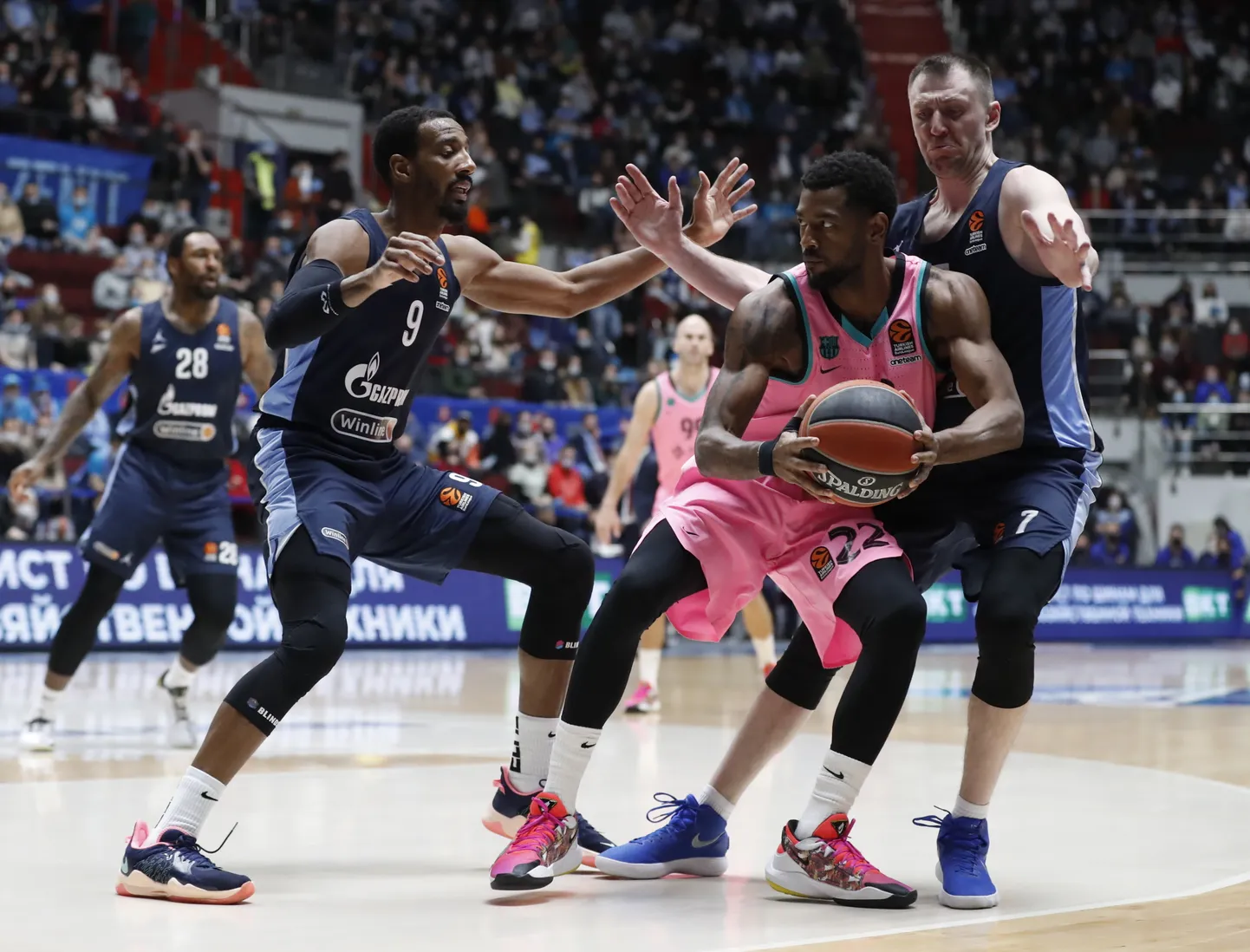 Peterburi Zenit (sinises) pani Barcelona korralikult paika.