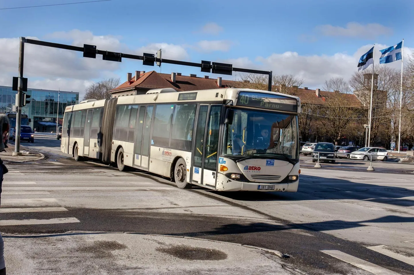 Sindis on Tammeoja peatuses busside ümberkeeramise ja seisuplats ning enamiku nr 40 liini busside lõpp-peatus, ent seal ei ole peatuse tähist. Tammeojalt edasi Tootsi sõitvate nr 40 busside peatus on vahetult enne nimetatud seisuplatsile sissesõitu Pärnu maanteel, kus ka peatuse post tähisega "Tammeoja".

Mullu 17. novembril ootas reisija Tootsi bussi ootekojas, mitte peatuse märgi juures ja jäi seetõttu bussist maha.