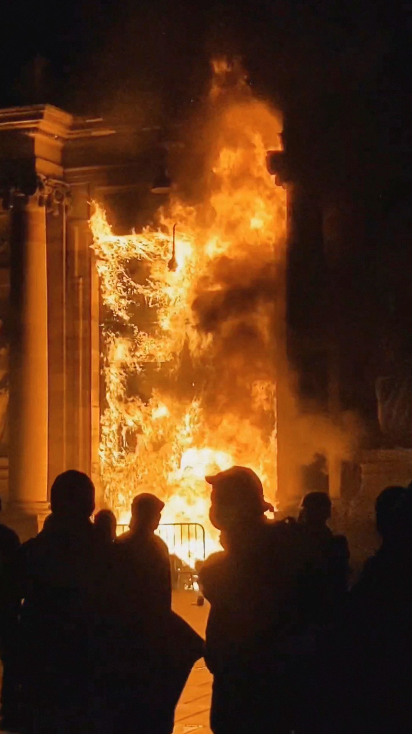 Bordeaux linnahalli eilne põleng.