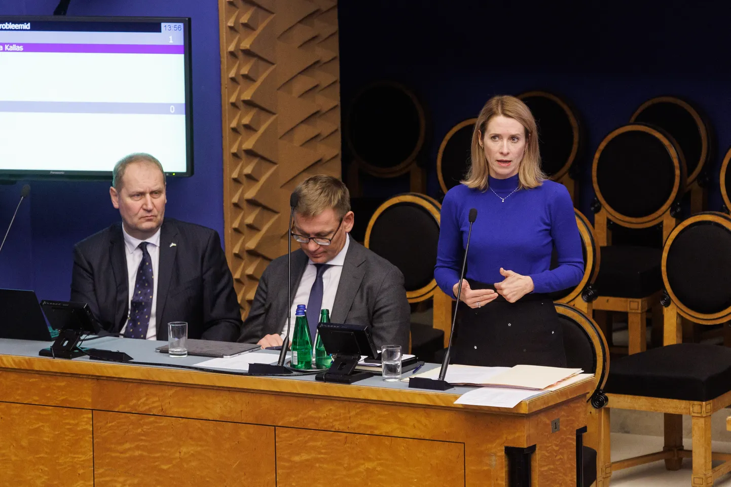Kaja Kallas ametikaaslastega Riigikogus